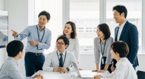 社員が協力しながら会議している